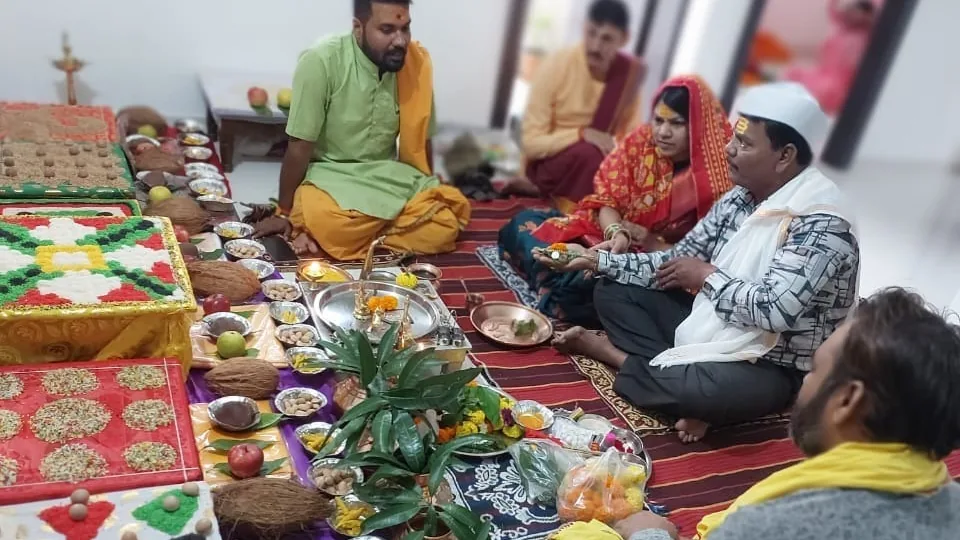 त्र्यंबकेश्वर में पंडित जी द्वारा काल सर्प पूजा